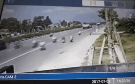 Video xe máy "kẹp ba" chạy ngược chiều, va chạm với Honda CB1000R tại Bình Dương