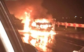 Hà Nội: Chủ bỏ đi khi xe ô tô 4 chỗ bốc cháy dữ dội trên cao tốc Pháp Vân - Cầu Giẽ