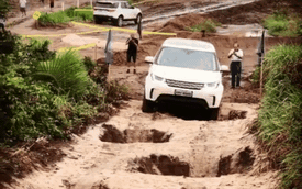 Land Rover Discovery 2018 gây choáng khi vượt qua hố sâu "dễ như ăn kẹo"