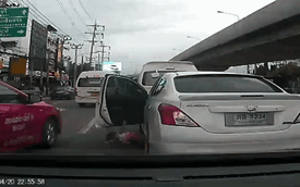 Mẹ bất cẩn khiến bé gái rơi từ ô tô xuống mặt đường và suýt bị bánh xe chèn qua chân