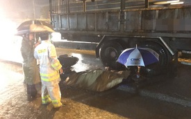 TP.HCM: Trượt ngã trên đường, nữ sinh bị xe tải cán tử vong trong cơn mưa lớn