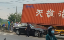 Sài Gòn: Xe container chạy tốc độ cao, kéo lê ô tô BMW hơn 30 mét