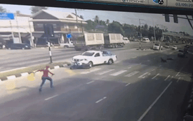 Video "Người Nhện" chạy đến cứu người đi xe máy bị tai nạn gây xôn xao trên mạng