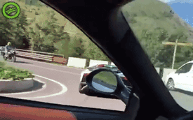 Người lái Lamborghini Aventador vượt ẩu ở khúc cua, suýt đối đầu một biker