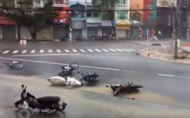 Bão số 12 gây mưa to gió giật kinh hoàng, nhiều xe máy ở Nha Trang, Khánh Hoà bị quật ngã la liệt giữa đường