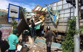 Quảng Ngãi: Xe tải mất lái tông sập 4 nhà dân