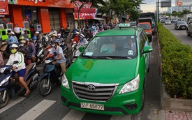 Kẹt xe kéo dài hơn 2km trên đại lộ Phạm Văn Đồng sau cơn mưa lớn ở Sài Gòn