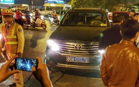 Hà Nội: Bị yêu cầu đi hướng khác, tài xế Thanh tra Bộ lái xe Fortuner uy hiếp cảnh sát