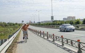 Người dân thong dong đạp xe trên cao tốc Long Thành - Dầu Giây