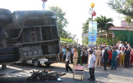 Xe buýt lật nghiêng đè lên xe máy khiến 2 người chết