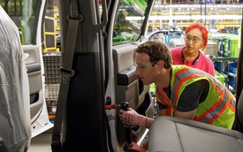 Chán điều hành Facebook, CEO Mark Zuckerberg thử làm công nhân lắp ráp ô tô ở nhà máy Ford