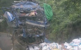 Xe tải lao vào vách núi, hai người chết tại chỗ