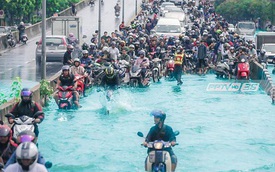 Chán cảnh ngập lụt dầm dề ở Bangkok, dân mạng "hô biến" con đường nước đen ngòm thành dòng biển xanh ngắt