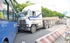 Đổ dốc cầu Sài Gòn, 2 thùng container văng xuống đường, đè nát xe máy