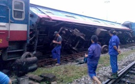 Tàu hỏa chở khách bị trật bánh ở Hà Nội