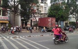 Container tông vào nhà 3 tầng trên đường Tên Lửa
