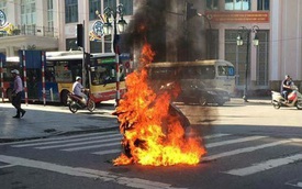 Hà Nội: Đang đi trên đường, xe máy Attila do một người phụ nữ điều khiển bất ngờ bốc cháy dữ dội