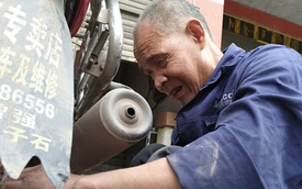 Khâm phục ông cụ mù loà kiếm sống hơn 30 năm bằng nghề sửa xe: Sờ máy, nghe pô là đoán trúng bệnh