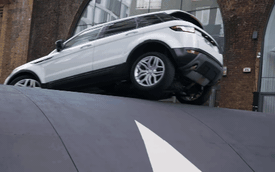 Xem Range Rover Evoque vượt gờ giảm tốc cao nhất thế giới