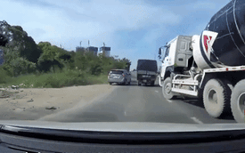 Sài Gòn: Phóng nhanh, xe tải suýt đè bẹp Toyota Innova
