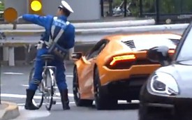 Nhật Bản: Cảnh sát giao thông đạp xe đuổi theo Lamborghini, quỳ xuống ghi vé phạt giữa đường