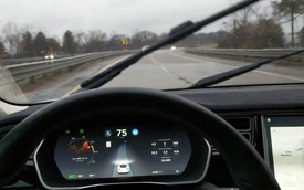 Chiều khách, Tesla đưa tính năng gặt nước tự động lên xe điện