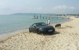 Porsche 911 mui trần bị mắc kẹt trên bãi cát gần biển Riviera của Pháp
