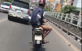 Thanh niên lái xe máy biểu diễn "xiếc" trên phố Sài Gòn