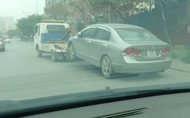 "Đắng lòng" cảnh Honda Civic bị kéo trên đường với lốp sau bị khoá