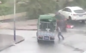 Dùng tay đỡ xe tải trước bão Hato, người đàn ông bị xe lật nghiêng đè lên người