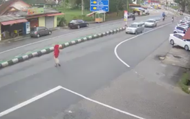 "Cô gái quàng khăn đỏ" qua đường gây tai nạn liên hoàn