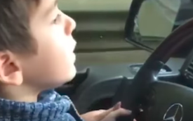 Video: Cậu bé 4 tuổi lái Mercedes-Benz ở vận tốc gần 100km/h