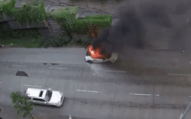 Đang chạy trên phố, siêu xe Lamborghini Gallardo bốc cháy như đuốc