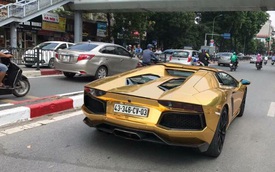 Bắt gặp Lamborghini Aventador mui trần "mạ vàng" trên đường phố Hà Nội