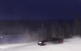 Siêu xe Audi R8 V10 đua cùng Audi RS4 trên đường phủ đầy tuyết