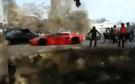Siêu xe Lamborghini Aventador bị người dân ném đá dữ dội
