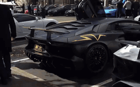Xem dàn siêu xe Lamborghini Aventador SV "đồng thanh" nẹt pô trên phố