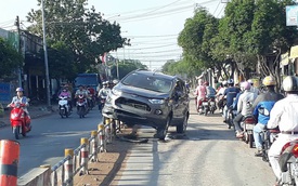 Sài Gòn: Ford EcoSport nằm chênh vênh trên hàng rào chắn