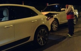 Hà Nội: Xót xa cặp đôi Porsche Macan và Range Rover tông nhau trên phố
