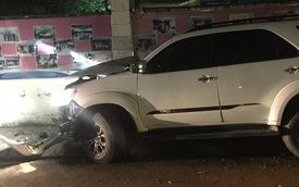 Hà Nội: Mất lái, Toyota Fortuner đâm vào tường, đầu xe nát bét