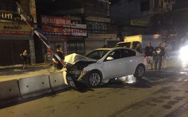 Hà Nội: Mazda tông trực diện dải phân cách giữa đường, đầu xe nát bét