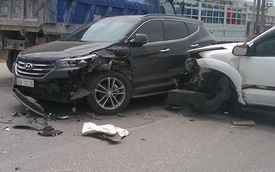 Quảng Ninh: Va chạm cùng Hyundai Santa Fe trên phố, Toyota Fortuner nát đầu, "rụng" 1 bánh xe