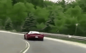 Siêu xe Ferrari F430 nát đầu vì mất lái trên đường đèo
