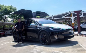 "Soi" SUV điện Tesla Model X P100D đầu tiên tại Việt Nam