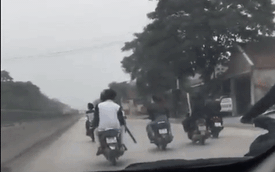 Nghệ An: Triệu tập 8 thanh niên lạng lách, đi xe máy bằng chân gây náo loạn Quốc lộ 1A