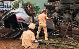 Toyota Fortuner 2017 va chạm với xe container trên đường Hồ Chí Minh, cả 2 cùng bị lật