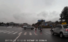 Video xe máy bị xe bán tải đâm trúng tại vòng xuyến ở Lào Cai