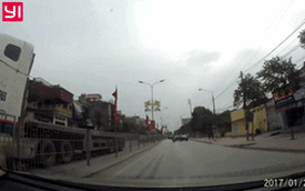 Video hai vợ chồng đi xe máy tử vong sau va chạm với ô tô đang rẽ trái tại Hải Dương