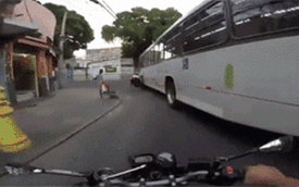 Bị xe buýt cuốn vào gầm, biker đứng dậy như không có gì xảy ra