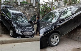 Lào Cai: Lùi quá đà, Toyota Camry "gác" đuôi lên bức tường